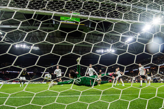 AIKs Kevin Filling  gör 2-1 på Brommapojkarnas målvakt