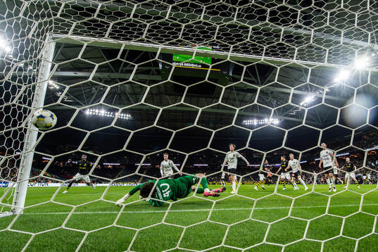 AIKs Kevin Filling  gör 2-1 på Brommapojkarnas målvakt
