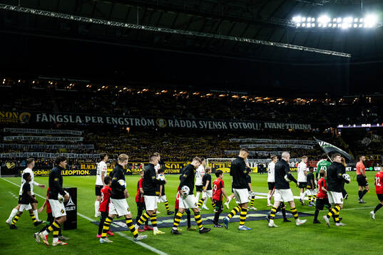 AIKs och Brommapojkarnas spelare gör entré