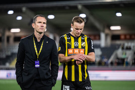 Häckens fotbollschef Martin Ericsson och Marius Lode deppar