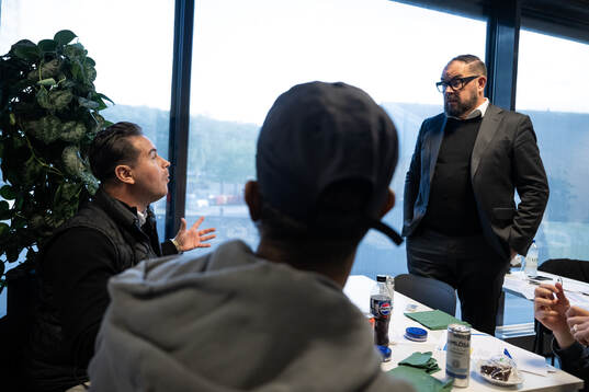 MAX experter Nordin Gerzic och Alexander Axén pratar med