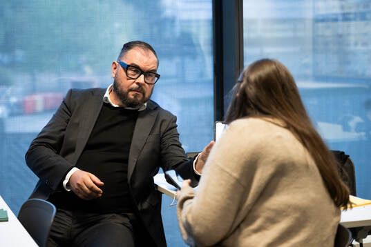 MAX expert Alexander Axén visar något på telefonen för