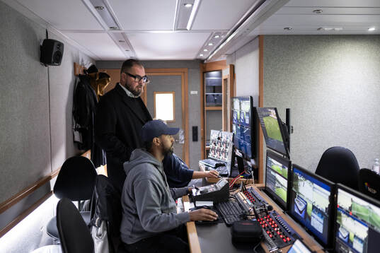 MAX expert Alexander Axén pratar med Mohamed ”Moo”