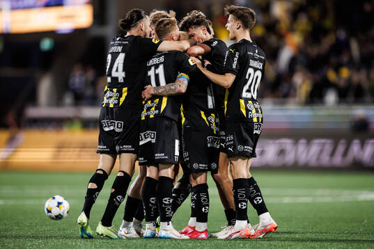 Häckens Mikkel Rygaard Jensen jublar med lagkamrater