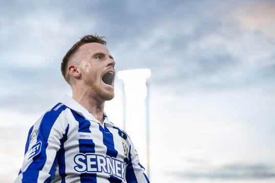 IFK Göteborgs Tobias Heintz manar på supportrarna
