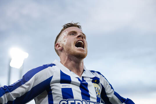 IFK Göteborgs Tobias Heintz manar på supportrarna