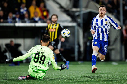 Häckens målvakt Etrit Berisha och IFK Göteborgs Tobias