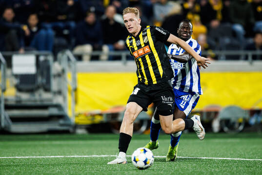 Häckens Olle Samuelsson och IFK Göteborgs Saidou Alioum