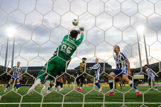 IFK Göteborgs målvakt Elis Bishesari och Gustav Svensson