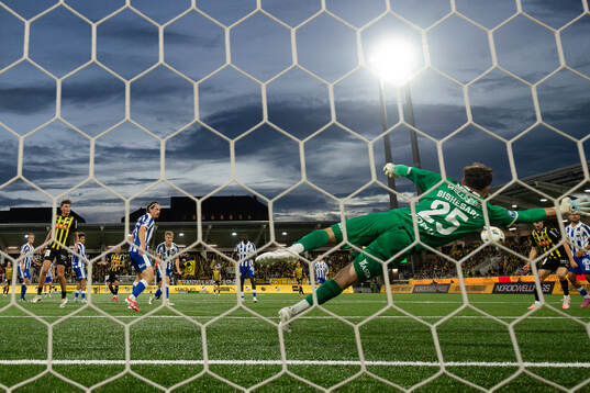 Häckens Mikkel Rygaard Jensen skjuter 1-1 i mål bakom IFK