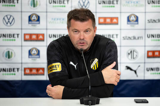 Häckens tränare Jens Gustafsson  på presskonferensen
