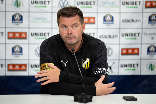 Häckens tränare Jens Gustafsson  på presskonferensen