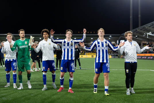 IFK Göteborgs spelare tackar supportrarna