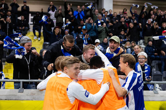 IFK Göteborgs Tobias Heintz jublar med skadade lagkamraten