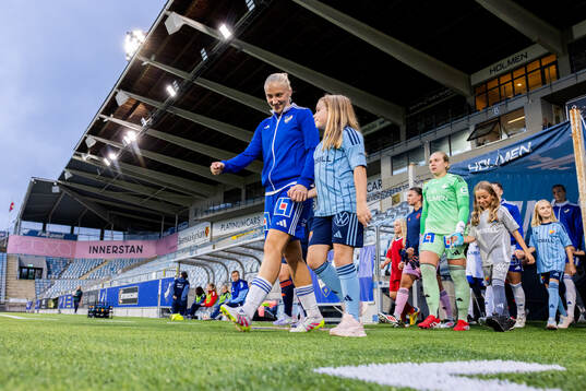 IFK Norrköpings Wilma Leidhammar och målvakt Sofia Hjern