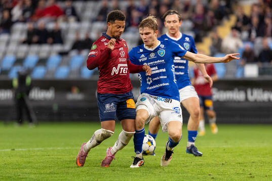 Örgrytes Tobias Sana och Umeå FCs Leo Frigell Jansson