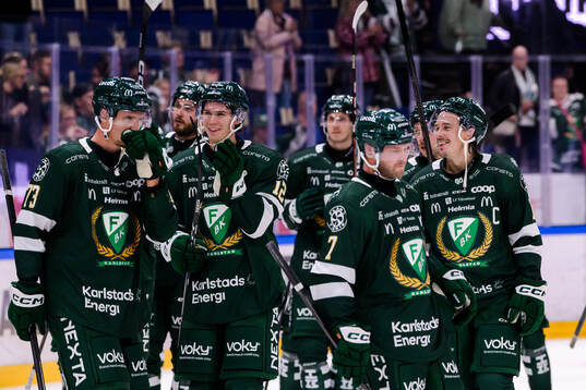 Färjestads Joakim Nygård jublar med lagkamrater