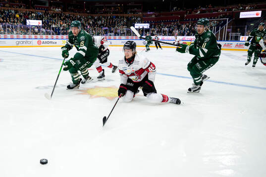 Färjestads Jack Berglund och Malmö Redhawks Robin Salo