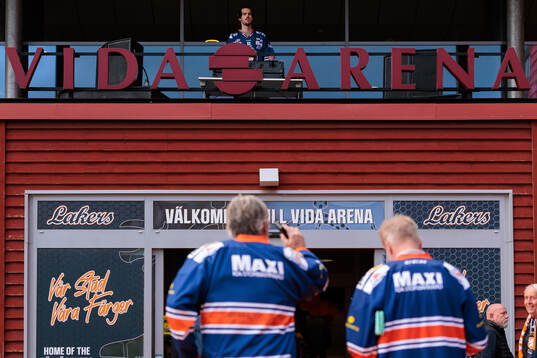 Växjösupportrar på väg till arenan
