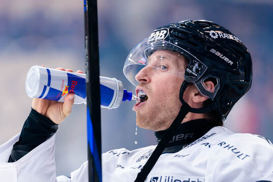 HV71s Justin Glenn Kloos dricker