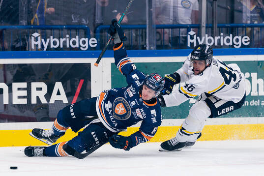 Växjös Zachary Giuttari och HV71s Joona Luoto