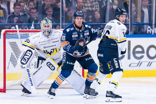 HV71s målvakt Lassi Lehtinen och Linus Lindström mot
