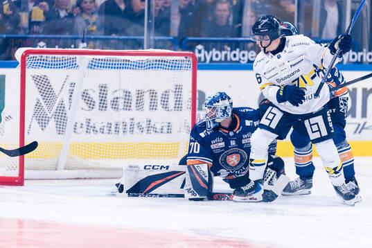Växjös målvakt Adam Åhman och HV71s Martin Johnsen när