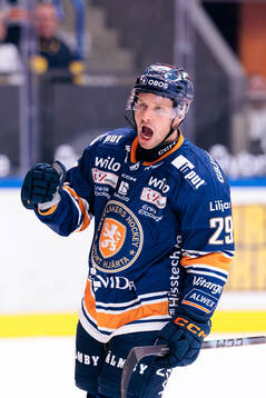 Växjös Sebastian Strandberg jublar