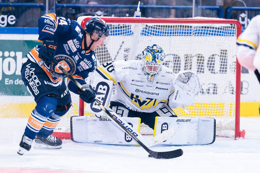 Växjös Karl Henriksson och HV71s målvakt Lassi Lehtinen
