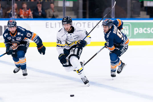 HV71s Olle Alsing mot Växjös Dylan Mclaughlin och Felix