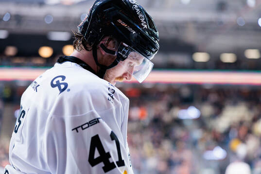 HV71s Riley Woods deppar