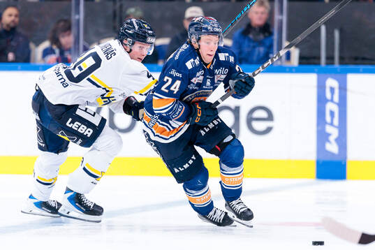 HV71s Oskar Stål-Lyrenäs och Växjös Karl Henriksson