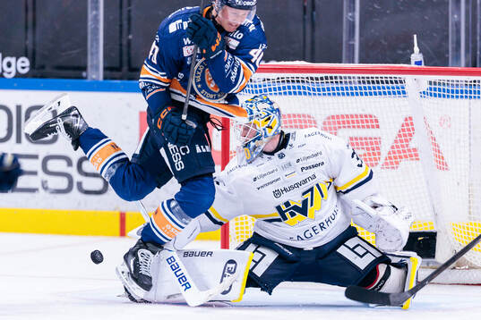 Växjös Dennis Rasmussen och HV71s målvakt Lassi Lehtinen