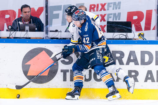 HV71s Hugo Fransson tacklas av Växjös Kalle Kratz
