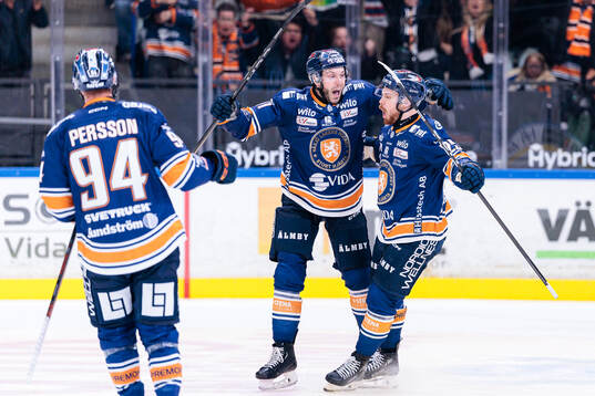 Växjös Brogan Rafferty och Lucas Elvenes jublar