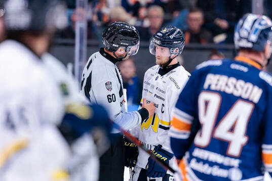 linjedomare Örjan Åhlén och HV71s Olle Alsing