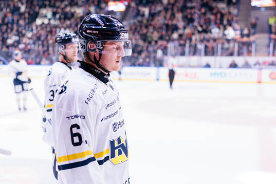 HV71s Axel Rindell deppar