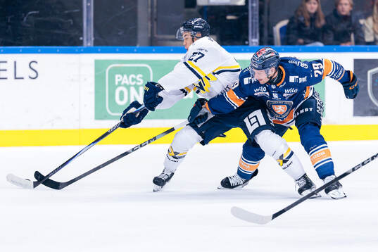 HV71s Jonathan Ang och Växjös Sebastian Strandberg
