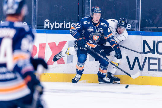 Växjös Kalle Kratz och HV71s Santeri Hatakka