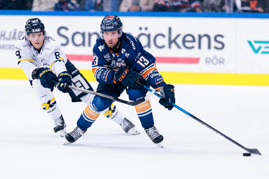 HV71s Lucas Lagerberg och Växjös Dylan Mclaughlin