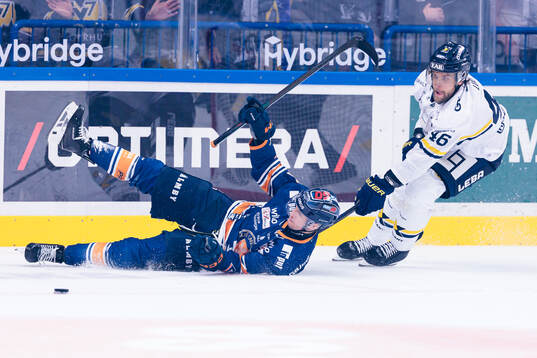 Växjös Zachary Giuttari och HV71s Joona Luoto