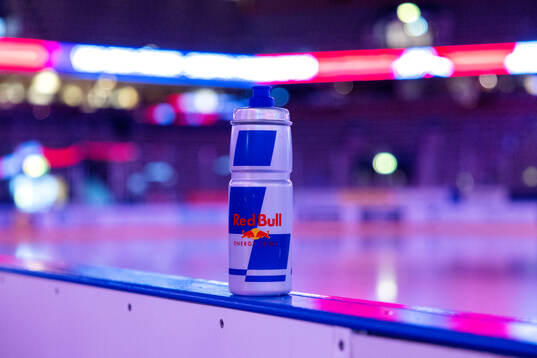 En vattenflaska med Red Bull-logga