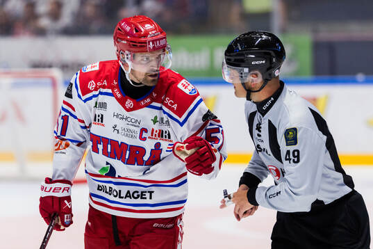 Timrås Anton Lander och linjedomare Ludvig Lundgren
