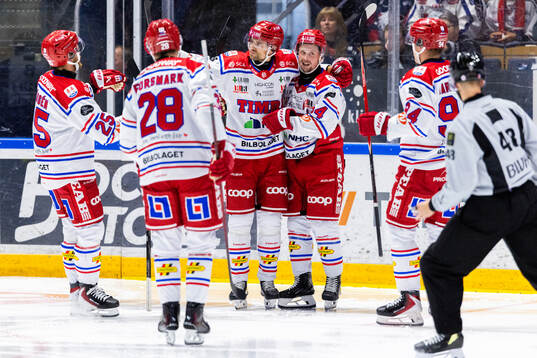 Timrås Jonathan Dahlén jublar med lagkamrater