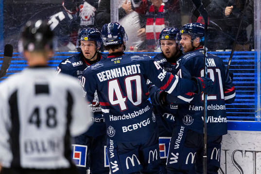 Linköpings Robin Kovacs jublar med lagkamrater