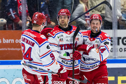 Timrås Emil Pettersson jublar med lagkamrater