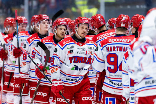 Timrås Didrik Strömberg jublar med lagkamrater
