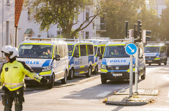 Poliser utanför arenan