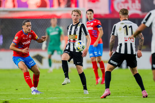 Helsingborgs Ervin Gigovic och Landskronas Adam Egnell