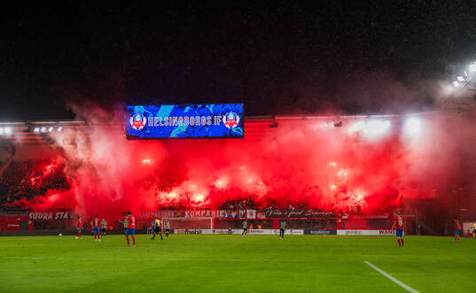 Helsingborgs supportrar med pyro